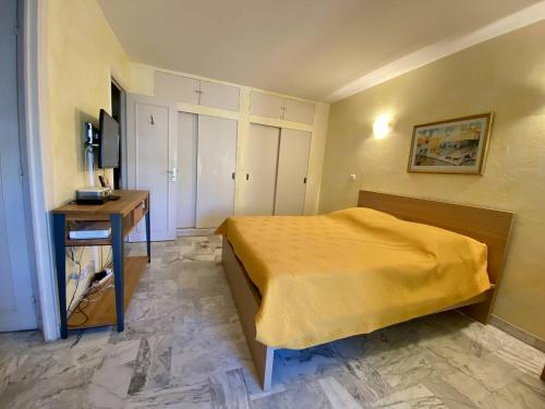 une chambre avec un lit et un bureau dans l'établissement Cannes proche Croisette - Studio, à Cannes