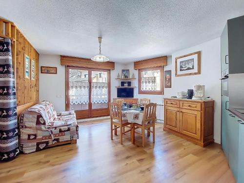 une cuisine avec une table et des chaises dans une pièce dans l'établissement Apartment L'Espace Montagne-8 by Interhome, à Chamonix-Mont-Blanc