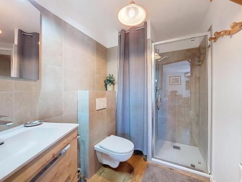 une salle de bain avec une douche, des toilettes et un lavabo dans l'établissement Apartment L'Espace Montagne-8 by Interhome, à Chamonix-Mont-Blanc