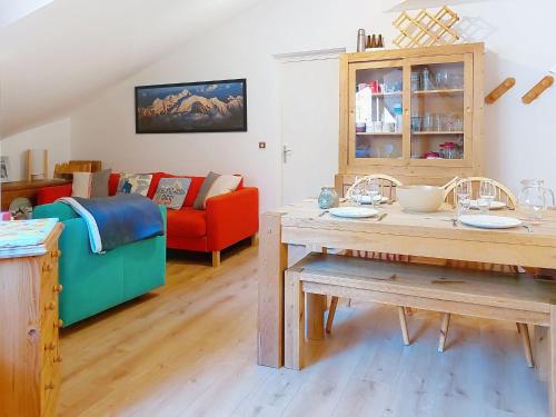 un salon avec une table et un canapé dans l'établissement Apartment Pierres Blanches F et H-20 by Interhome, à Le Cugnon