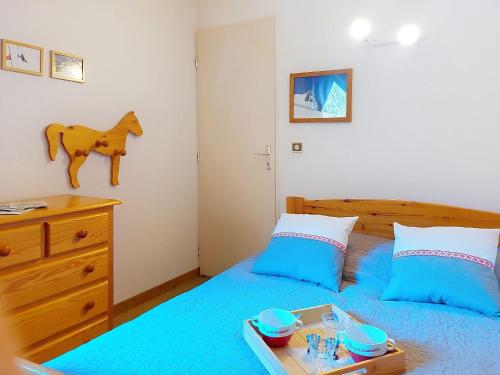 - une chambre avec un lit et un plateau de nourriture dans l'établissement Apartment Pierres Blanches F et H-20 by Interhome, à Le Cugnon