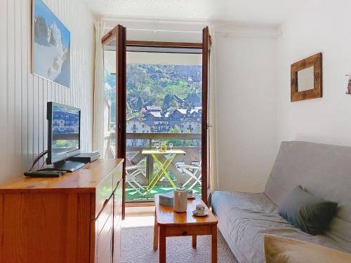 - un salon avec un canapé et un bureau avec un ordinateur dans l'établissement Apartment Les Hauts de Saint Gervais-3 by Interhome, à Saint-Gervais-les-Bains