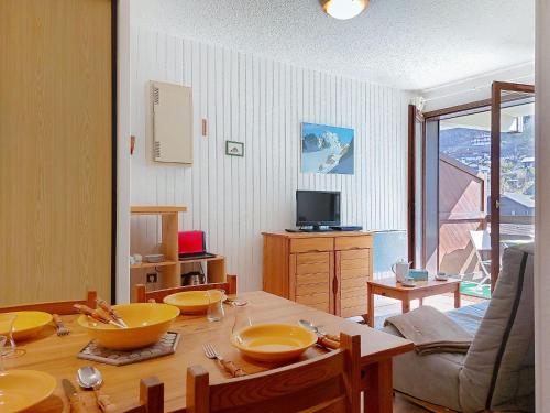 - une salle à manger avec une table et des bols dans l'établissement Apartment Les Hauts de Saint Gervais-3 by Interhome, à Saint-Gervais-les-Bains