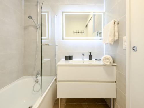 Koupelna v ubytování Studio Horizon-1 by Interhome