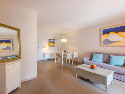 un salon avec un canapé et une table dans l'établissement Apartment Clos Etienne by Interhome, à Sainte-Maxime