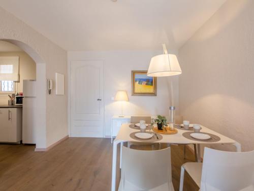 une cuisine et une salle à manger avec une table et des chaises dans l'établissement Apartment Clos Etienne by Interhome, à Sainte-Maxime