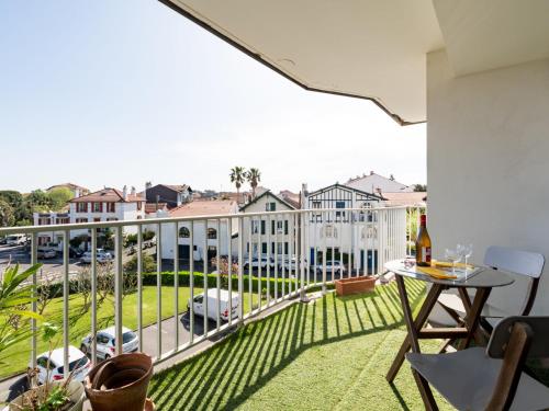 un balcon avec vue sur un parking dans l'établissement Apartment Clos St Martin-5 by Interhome, à Biarritz