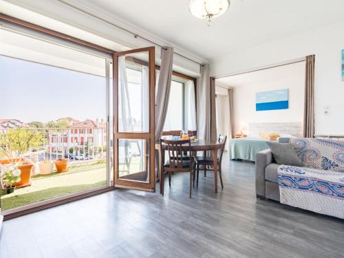 un salon avec un canapé et une table dans l'établissement Apartment Clos St Martin-5 by Interhome, à Biarritz
