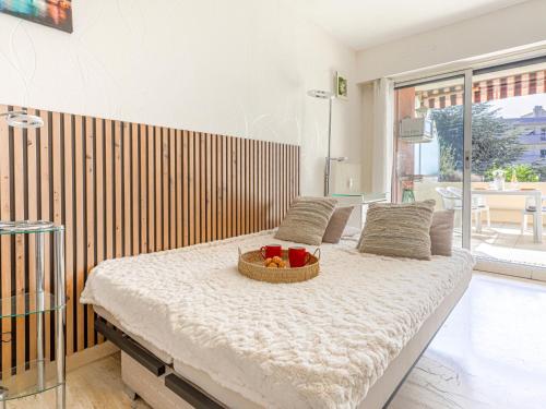- une chambre avec un lit et une corbeille de fruits dans l'établissement Studio Ciel de Fabron by Interhome, à Nice