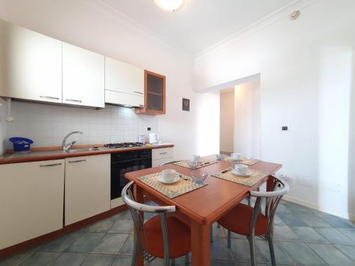 Η κουζίνα ή μικρή κουζίνα στο Apartment La Rosa-3 by Interhome