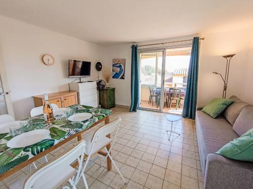 un salon avec une table et un canapé dans l'établissement Apartment Résidence Les Sangliers by Interhome, à Saint-Raphaël