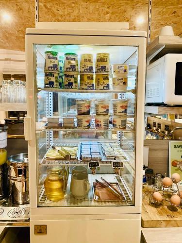 un frigorifero con dentro del cibo di Brit Hotel Le Surcouf a Saint Malo