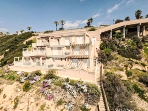un bâtiment sur le côté d'une colline dans l'établissement Apartment La Kamarina by Interhome, à Sanary-sur-Mer