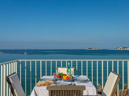 - une table sur un balcon avec vue sur l'océan dans l'établissement Apartment La Kamarina by Interhome, à Sanary-sur-Mer