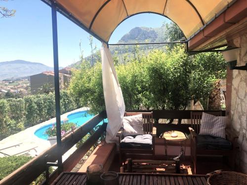 widok z patio willi z basenem w obiekcie Holiday Home Melograno di Patrizia by Interhome w mieście Castellammare del Golfo