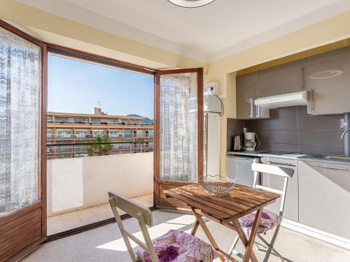 une cuisine et une salle à manger avec une table et des chaises dans l'établissement Studio Le Grand Large-4 by Interhome, au Lavandou