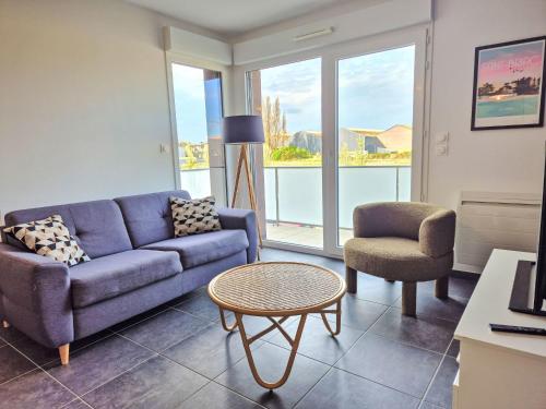 - un salon avec un canapé, une chaise et une table dans l'établissement Apartment Le Clos Fontaine by Interhome, à Saint-Malo