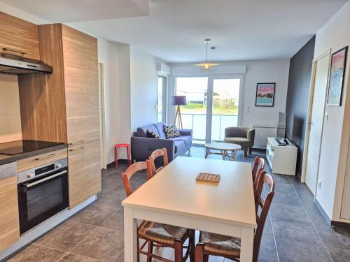 une cuisine et un salon avec une table et des chaises dans l'établissement Apartment Le Clos Fontaine by Interhome, à Saint-Malo