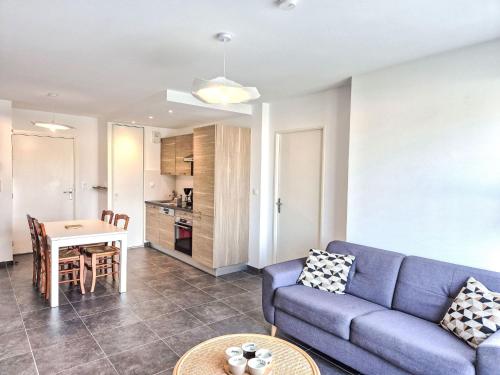 un salon avec un canapé et une table dans l'établissement Apartment Le Clos Fontaine by Interhome, à Saint-Malo