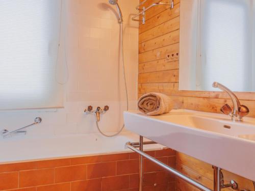 Salle de bains dans l'établissement Chalet Le Cyclamen by Interhome