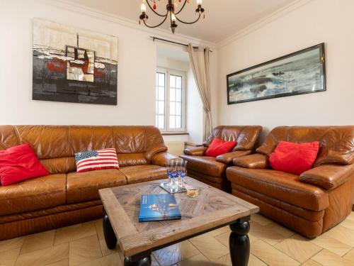 un salon avec deux canapés en cuir marron et une table dans l'établissement Holiday Home La Grève by Interhome, à Cherrueix