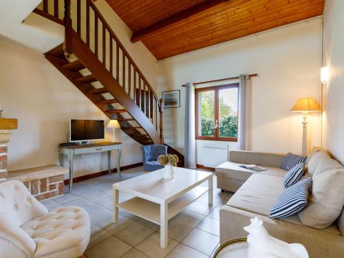 ein Wohnzimmer mit Sofa und Tisch in der Unterkunft Holiday Home Le Predaire by Interhome in Pornic