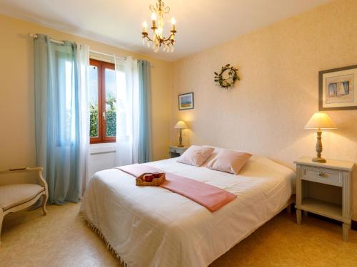 ein Schlafzimmer mit einem großen weißen Bett und einem Fenster in der Unterkunft Holiday Home Le Predaire by Interhome in Pornic