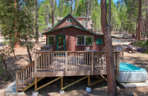 une cabane dans les arbres avec une baignoire dans les bois dans l'établissement Beetlebark Bungalow- Inside Yosemite w/ hot tub EV charging cable, à North Wawona