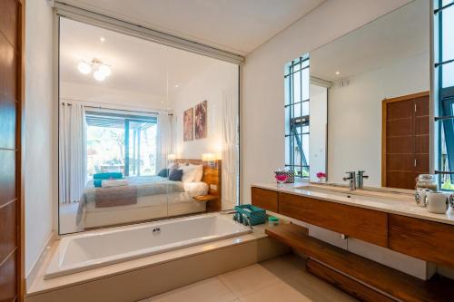Ένα ή περισσότερα κρεβάτια σε δωμάτιο στο Beachfront chic retreat