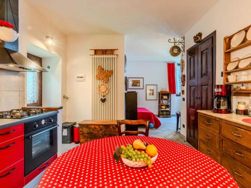 Una cocina con una mesa con un bol de fruta encima. en Apartment Alla Fontana by Interhome, en Domaso