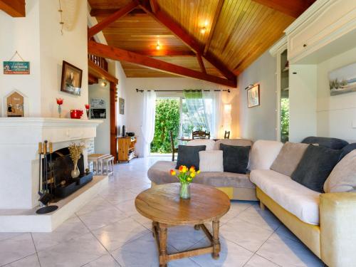 ein Wohnzimmer mit Couch und Kamin in der Unterkunft Holiday Home L'Oiseau Bleu by Interhome in La Plaine-sur-Mer