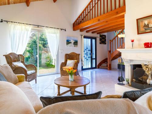 un salon rempli de meubles et d'une cheminée dans l'établissement Holiday Home L'Oiseau Bleu by Interhome, à La Plaine-sur-Mer