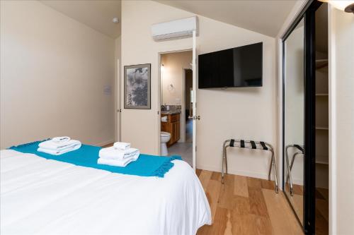 Televisyen dan/atau pusat hiburan di Yosemite Base Camp- Updated cabin INSIDE Yosemite