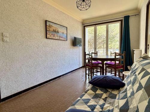 - une chambre avec une table, un lit, une table et des chaises dans l'établissement Appartement deux pièces- Argelès sur Mer AR630-021, à Argelès-sur-Mer