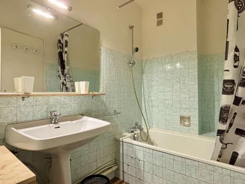 une salle de bain avec un lavabo et une baignoire dans l'établissement Appartement deux pièces- Argelès sur Mer AR630-021, à Argelès-sur-Mer