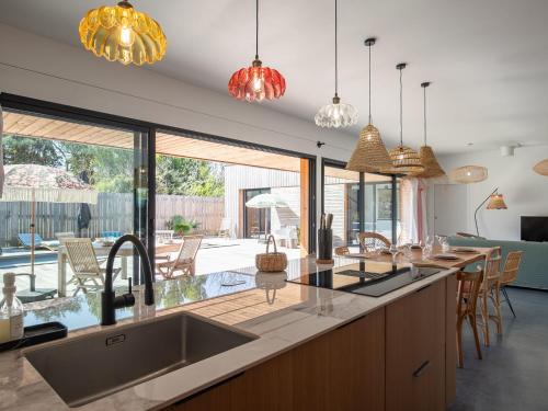 une cuisine avec un évier et une grande fenêtre dans l'établissement Holiday Home La Villa Agapanthes by Interhome, à Locquirec