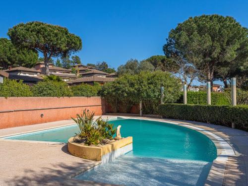 - une piscine avec une fontaine dans la cour dans l'établissement Apartment Les Terrasses de Cavalière II by Interhome, au Lavandou