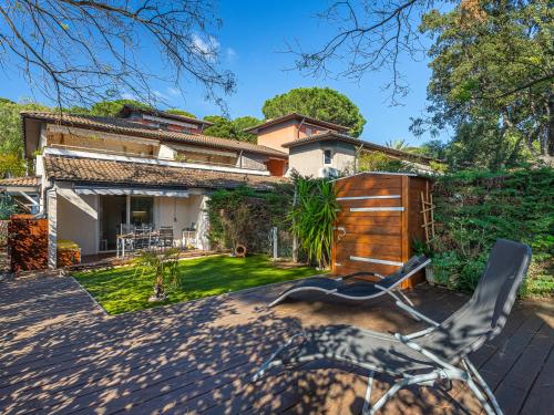 une chaise est assise dans la cour d'une maison dans l'établissement Apartment Les Terrasses de Cavalière II by Interhome, au Lavandou