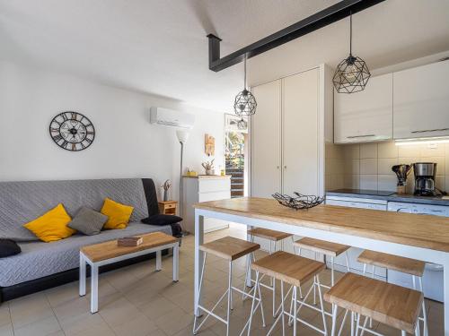 une cuisine et un salon avec un canapé et une table dans l'établissement Apartment Les Terrasses de Cavalière II by Interhome, au Lavandou