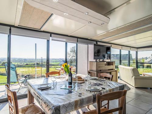 une salle à manger avec une table et quelques chaises dans l'établissement Holiday Home Doux Repos by Interhome, à Guimaëc