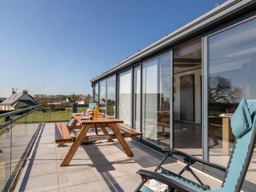 - une table de pique-nique sur le toit d'une maison dans l'établissement Holiday Home Doux Repos by Interhome, à Guimaëc