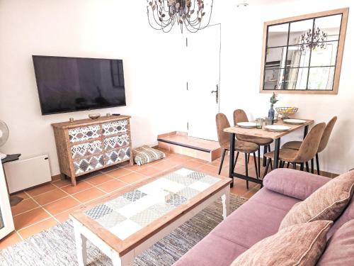 un salon avec un canapé et une table dans l'établissement Holiday Home La Scarlett 1 by Interhome, aux Issambres