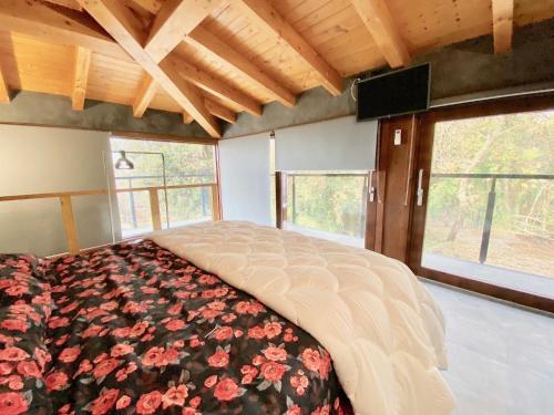 Cette chambre comprend un grand lit et des fenêtres. dans l'établissement Sicilia Experience - Villa MeCla, à Trecastagni