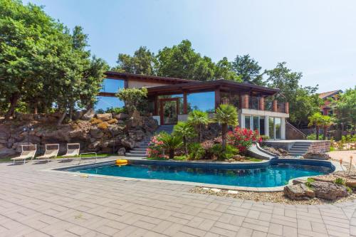 une maison avec une piscine devant une maison dans l'établissement Sicilia Experience - Villa MeCla, à Trecastagni
