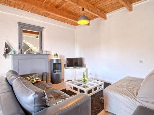un salon avec un canapé et une télévision dans l'établissement Holiday Home Ker Lolis by Interhome, à Saint-Quay-Portrieux