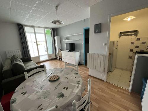 Photo de la galerie de l'établissement Appartement 2 pièces avec terrasse et véranda, à 200 m de la plage, commerces et pistes cyclables - FR-1-324A-22, à Saint-Hilaire-de-Riez