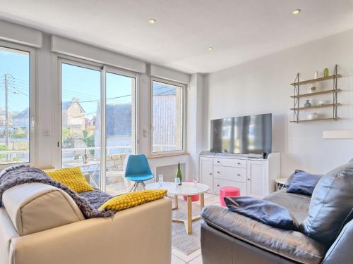 un salon avec deux canapés et une télévision dans l'établissement Holiday Home Trozoul by Interhome, à Trébeurden