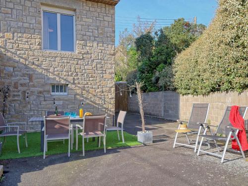 un groupe de chaises et une table dans une cour dans l'établissement Holiday Home Trozoul by Interhome, à Trébeurden