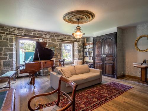 Una sala de estar con un sofá y un piano. en Holiday Home Maison Duquesne by Interhome, en Concarneau