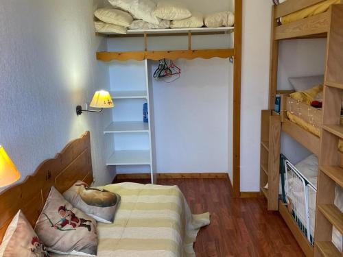 une chambre avec deux lits superposés et une lampe dans l'établissement 3 Pièces 6 personnes avec parking gratuit - Superdevoluy - FR-1-504-466, à Saint-Étienne-en-Dévoluy